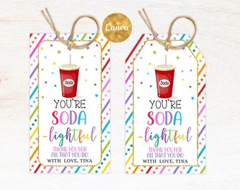 Op de afbeelding: Twee kleurrijke cadeau-etiketten met een rode blikje frisdrank afbeelding en de tekst "You're Soda-lightful" met gouden glitter accenten. De tekst "Thank you for all that you do" en "With love, Tina" zijn ook inbegrepen.