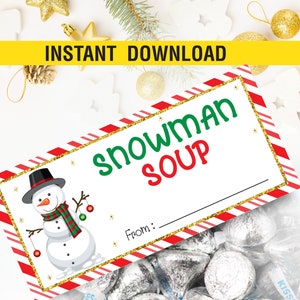 Peut inclure: Étiquette cadeau imprimable avec une illustration de bonhomme de neige et le texte "Soupe de bonhomme de neige". L'étiquette a un fond rayé rouge et blanc avec des accents de paillettes dorées. L'étiquette a également un espace vide pour un nom et les mots "De la part de :"