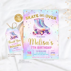 以下が含まれることがあります： 誕生日パーティーの招待状とサンキュータグのセット。招待状には、ローラースケートの水彩イラストと、金色のグリッターで「Skate on Over」という文字が描かれています。タグには「Thank You so much for Rolling with me!」と書かれています。