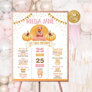 Puede incluir: Un cartel de primer cumpleaños rosa y dorado con una foto de una niña en un campo de calabazas. El cartel incluye detalles sobre la edad, el peso, la altura y las cosas favoritas del bebé. El texto en el cartel dice "Melisa Jane, Mi primer cumpleaños".