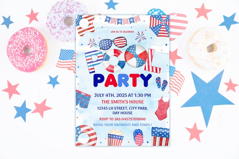 Puede incluir: Una invitaci&oacute;n azul y blanca para una fiesta en la piscina el 4 de julio de 2025 a la 1:30 PM. La invitaci&oacute;n presenta un flotador de piscina rojo, blanco y azul, gafas de sol y fuegos artificiales. El texto de la invitaci&oacute;n dice: "JOIN US TO CELEBRATE POOL PARTY JULY 4TH, 2025 AT 1:30 PM THE SMITH'S HOUSE 12345 LH STREET, CITY PARK. DAY HOUSE RSVP TO JAS 04575709000 BRING YOUR SWIMSUIT AND TOWEL!"
