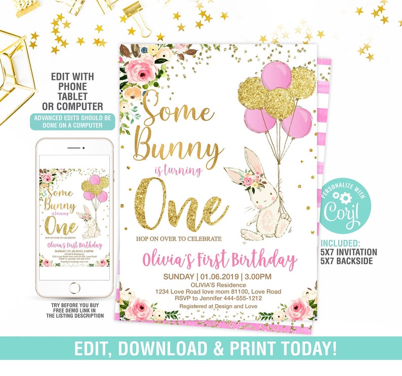 Puede incluir: Una invitaci&oacute;n imprimible rosa y dorada para una fiesta de primer cumplea&ntilde;os. La invitaci&oacute;n presenta un lindo conejito sosteniendo globos y el texto "Some Bunny is turning One". La invitaci&oacute;n tambi&eacute;n incluye el nombre de la ni&ntilde;a, la fecha, la hora y la ubicaci&oacute;n. La invitaci&oacute;n est&aacute; dise&ntilde;ada para ser personalizada con Corjl.
