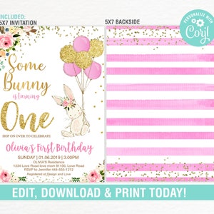 Puede incluir: Invitaci&oacute;n imprimible rosa y dorada para una fiesta de primer cumplea&ntilde;os con un conejito y globos. El texto dice "Some Bunny is turning One".