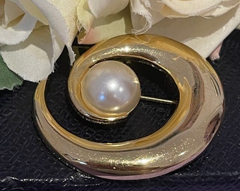 Vintage 1980s Faux Pearl Gold Plated Brooch