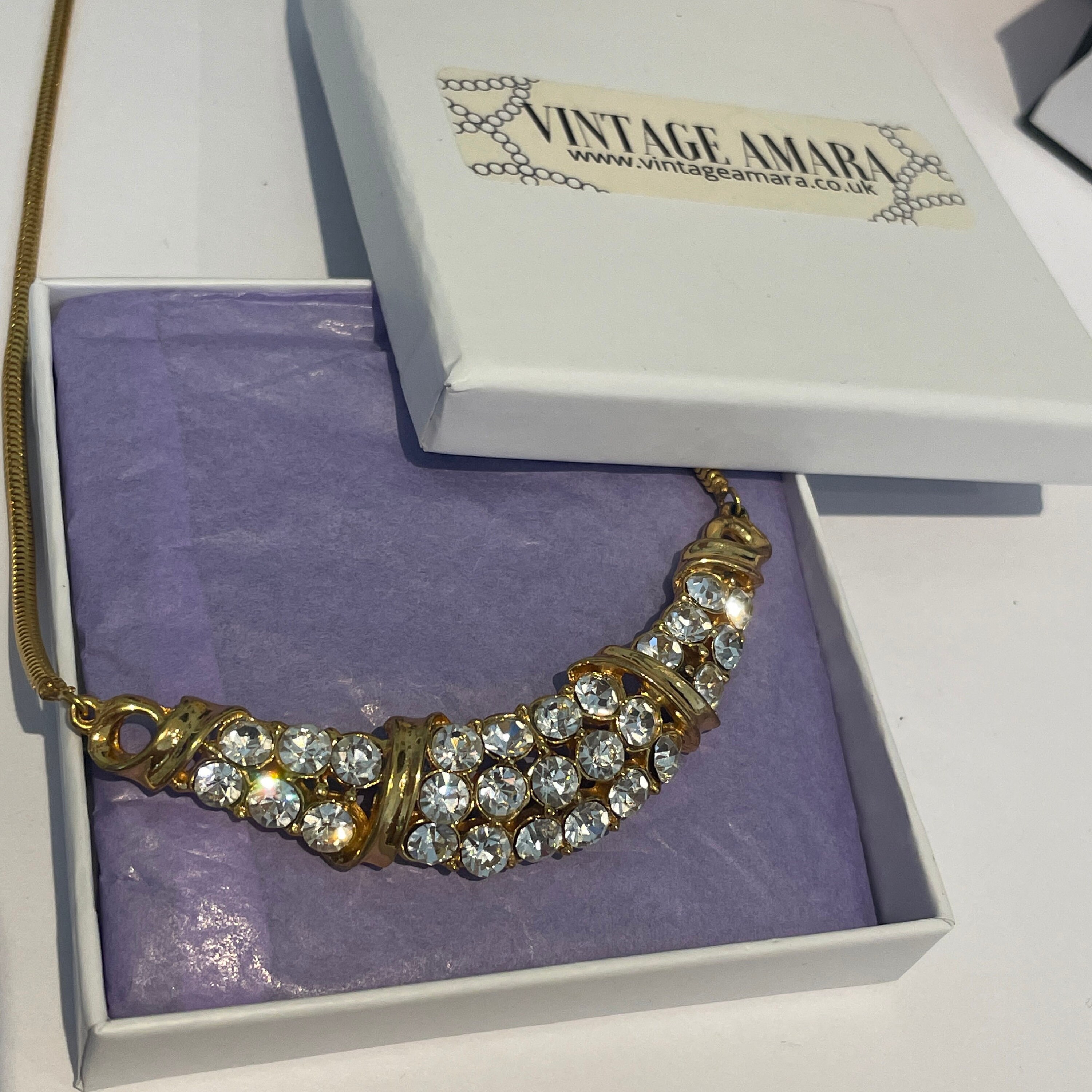 Collier sautoir en perles verres et pompon - Un grand marché