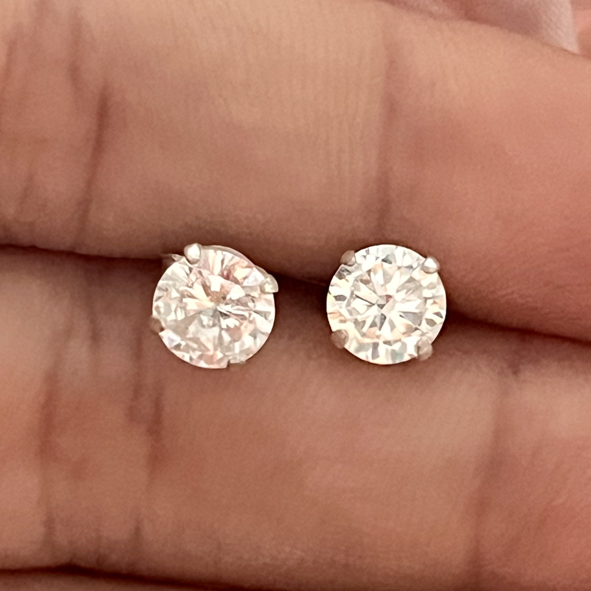 Orecchini a bottone in argento sterling con zirconi cubici taglio brillante da 0,5 carati - Italia