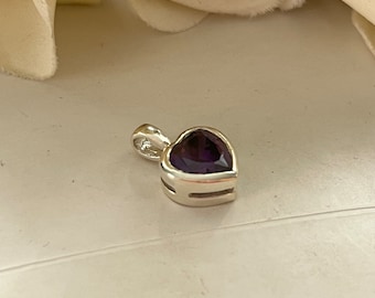 1 pezzo di collana con ciondolo a forma di cuore in topazio blu