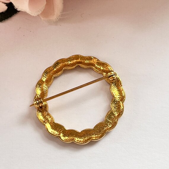 Broche Ronde Vintage Des Années 80 - Plaqué Or Et Strass Couleur Citrine - Diamètre 2.4 Cm