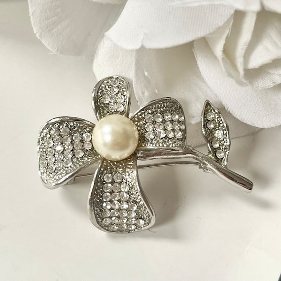 Broches de fleur en strass normes de broche classiques de perles