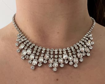 Vackert halsband med diamanter och glittrigt Hollywood-silver från 1950-talet