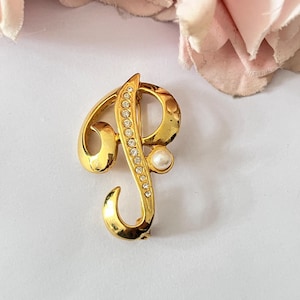 Broche brillante con perla sintética y diamantes de imitación bañado en oro de la década de 1980 con la letra P