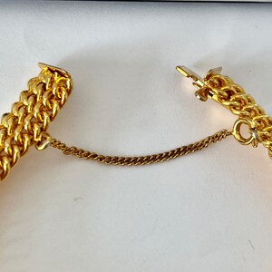 Puede incluir: Un brazalete de cadena dorada con cierre de langosta y una cadena de extensi&oacute;n.