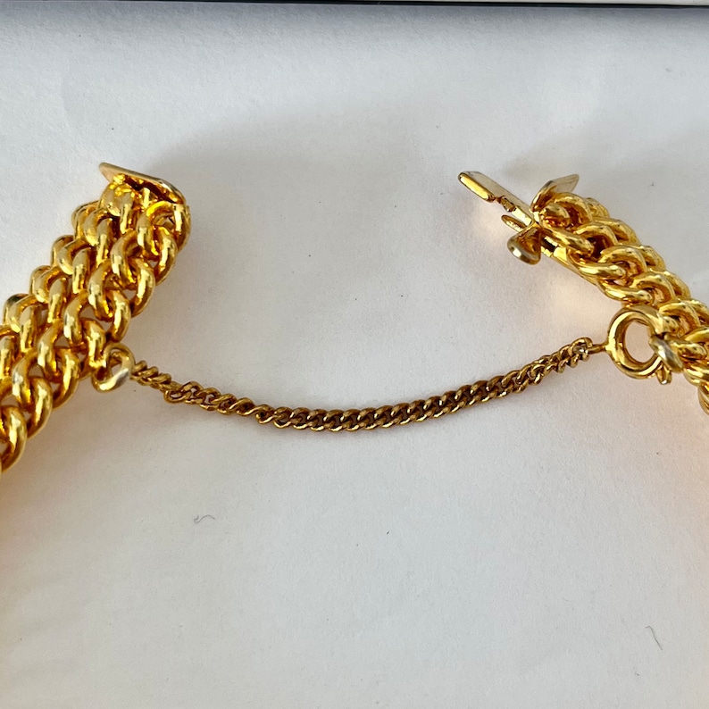 Puede incluir: Un brazalete de cadena dorada con cierre de langosta y una cadena de extensi&oacute;n.