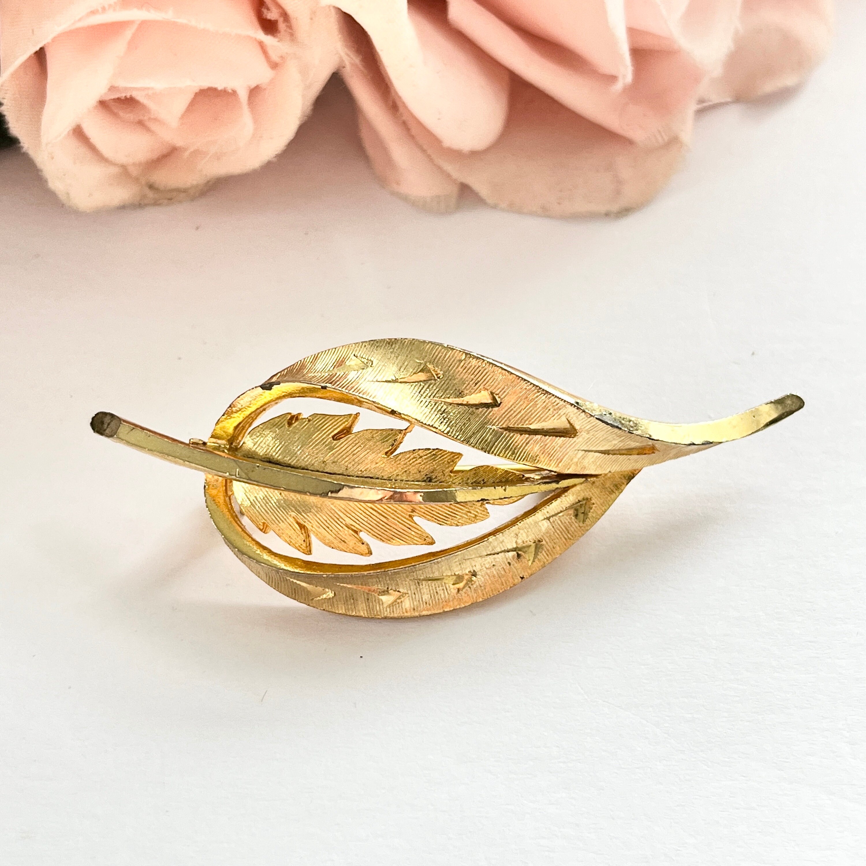 Broche Vintage Marine - Métal Doré Mat - Années 50/60 - Relief à 2 Niveaux