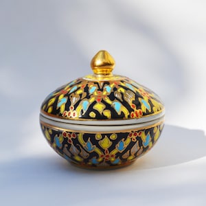 Vintage Small Porcelain Box, Pill Box, Keepsake Box, Jewelry Box