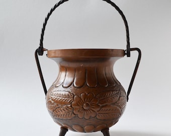 アンティークな手作り銅鍋 - 鉄製の取っ手が付いたヴィンテージの素朴