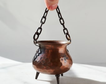 アンティークな手作り銅鍋 - 鉄製の取っ手が付いたヴィンテージの素朴