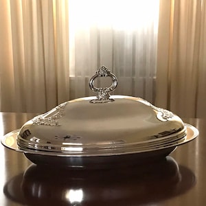 Vintage Oneida Castle Court Silverplate Holloware 16” Covered Casserole