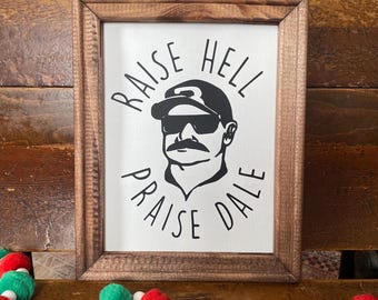 Vinilo decorativo «Raise Hell, Praise Dale»