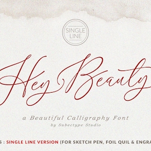 Op de afbeelding: Een kalligrafie-lettertype genaamd "Hey Beauty" in rode cursieve schrift. De tekst "a Beautiful Calligraphy Font" staat onder de lettertype naam, gevolgd door "by Subectype Studio". De tekst "SINGLE LINE" staat in een cirkel bovenaan de afbeelding. De tekst "BONUS: SINGLE LINE VERSION (FOR SKETCH PEN, FOIL QUIL & ENGRAVING)" staat onderaan de afbeelding.