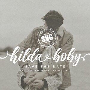 Könnte beinhalten: Ein Schwarzweißfoto eines Paares, das sich umarmt. Der Text "hilda boby" ist in einer kursiven Schrift über dem Paar geschrieben. Unter dem Paar steht der Text "SAVE THE DATE" in einer serifenlosen Schrift. Darunter steht der Text "AMSTERDAM HALL, 25-07-2021" in einer serifenlosen Schrift.