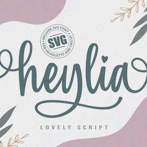 Può includere: Un download digitale di un font chiamato "Heylia" in stile corsivo. Il font è descritto come "Lovely Script" e include file SVG da utilizzare con Silhouette e Cricut.