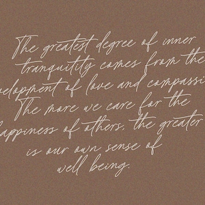 Könnte beinhalten: Ein Zitat über innere Ruhe und Mitgefühl. Der Text lautet: "Der größte Grad an innerer Ruhe kommt aus der Entwicklung von Liebe und Mitgefühl. Je mehr wir uns um das Glück anderer kümmern, desto größer ist unser eigenes Gefühl des Wohlbefindens."