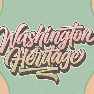 Puede incluir: Un diseño gráfico de estilo retro con el texto "Washington Heritage" en una fuente colorida y estilizada. El texto se encuentra sobre un fondo azul claro con un aspecto texturizado y vintage.