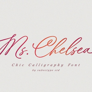 Könnte beinhalten: Eine digitale Grafik mit den Worten "Ms. Chelsea" in einer fließenden, eleganten Schriftart, die von Rot zu Orange übergeht. Darunter steht "Chic Calligraphy Font" und "by subectype std".