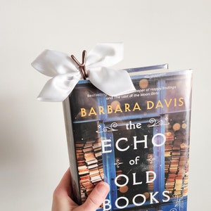 Satin ribbon bow bookmark. Butterfly bookmark. Coquette bow bookmark. Wire bookmark. Book lover gift. Reading accessories. Bowmark