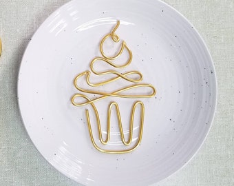 Wire cupcake | wire art, bake shop, bakery sign, baker gifts, baking gifts, line drawing, office decor, dining room art, kitchen decor