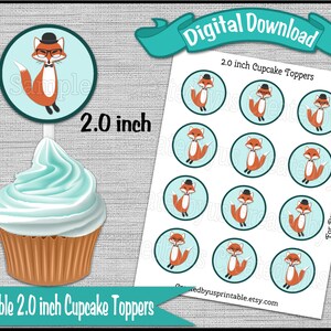 Puede incluir: Toppers para cupcakes imprimibles de 5 cm con un zorro de dibujos animados con sombrero y gafas. El zorro es naranja y blanco, sobre un fondo azul claro. La imagen incluye una magdalena y el texto "Digital Download".