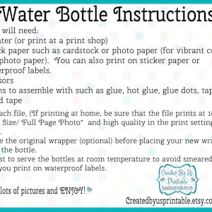 Może przedstawiać: Instrukcje tworzenia spersonalizowanych butelek z wodą. Instrukcje obejmują listę niezbędnych materiał&oacute;w, takich jak drukarka, papier, nożyczki i klej. Zawierają r&oacute;wnież instrukcje dotyczące drukowania i składania etykiet na butelki z wodą.