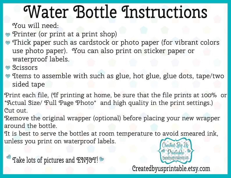 Może przedstawiać: Instrukcje tworzenia spersonalizowanych butelek z wodą. Instrukcje obejmują listę niezbędnych materiał&oacute;w, takich jak drukarka, papier, nożyczki i klej. Zawierają r&oacute;wnież instrukcje dotyczące drukowania i składania etykiet na butelki z wodą.