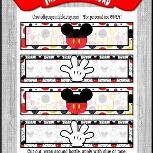 Może przedstawiać: Cztery drukowane etykiety z postacią Myszki Miki i jego charakterystyczną białą rękawicą. Etykiety są zaprojektowane do owinięcia wok&oacute;ł butelki i mają wz&oacute;r w czerwone, czarne, białe i ż&oacute;łte kropki.