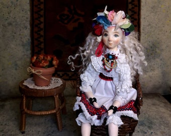 Dekorative Puppe-Puppe-ukrainische Prinzessin-Puppe im Vintage-Stil Puppe in einem Rosenkranz Puppe auf einem Stuhl-Puppe in der nationalen Ukrainischen Tracht