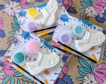 Dziecięcy upominek na imprezę inspirowany butami z krokodylej skóry – Zestaw na imprezę z pomalowanymi butami z krokodylej skóry – Prezenty – Urodziny. Zestaw imprezowy, zawieszki z krokodylkami