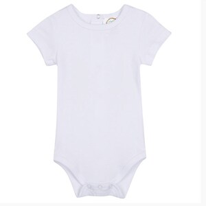 Pu&ograve; includere: Un body bianco a maniche corte per neonati, con scollo tondo e chiusure a scatto sul fondo. L'indumento per bambini &egrave; realizzato in tessuto liscio e morbido, con chiusura a bottone sul retro.