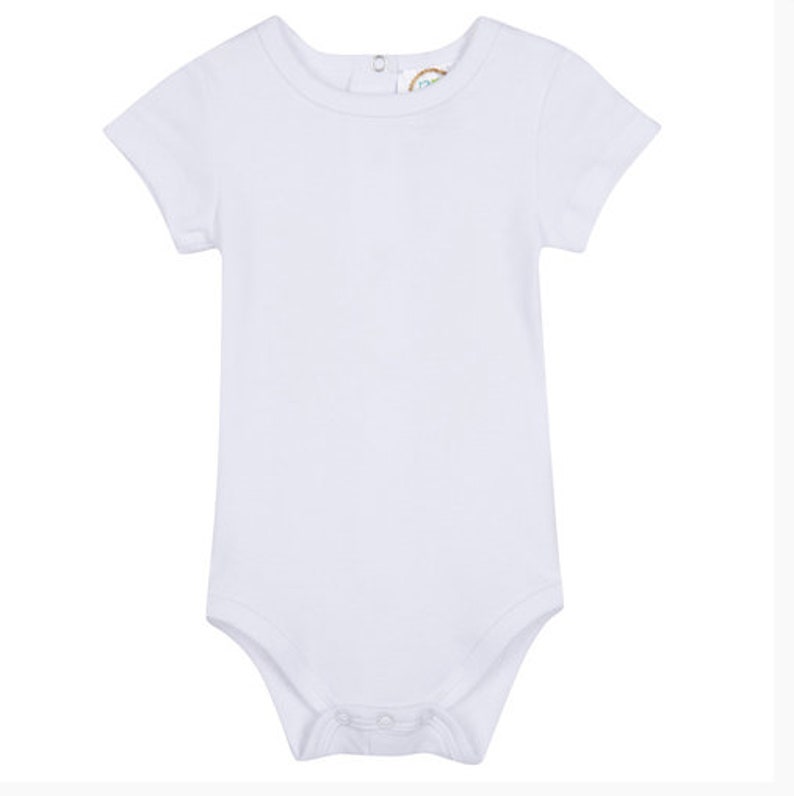 Pu&ograve; includere: Un body bianco a maniche corte per neonati, con scollo tondo e chiusure a scatto sul fondo. L'indumento per bambini &egrave; realizzato in tessuto liscio e morbido, con chiusura a bottone sul retro.