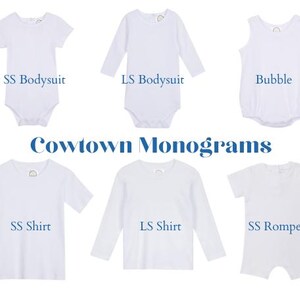 K&ouml;nnte beinhalten: Eine Auswahl an wei&szlig;er Baby- und Kleinkindkleidung, darunter kurz- und lang&auml;rmelige Bodys, ein Bubble-Strampler sowie kurz- und lang&auml;rmelige Hemden. Der Text "Cowtown Monograms" ist in Blau dargestellt.