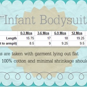 K&ouml;nnte beinhalten: Eine Tabelle mit den Gr&ouml;&szlig;en von Baby-Bodys in Monaten und den entsprechenden Ma&szlig;en in Zoll. Die Tabelle enth&auml;lt die Ma&szlig;e f&uuml;r L&auml;nge und Breite (Achsel zu Achsel) f&uuml;r die Gr&ouml;&szlig;en 0-3 Monate, 3-6 Monate, 6-9 Monate, 12 Monate und 18 Monate. Der Text unter der Tabelle besagt, dass die Ma&szlig;e mit dem flach liegenden Kleidungsst&uuml;ck genommen werden und dass die Kleidungsst&uuml;cke aus 100% Baumwolle bestehen und nur minimal einlaufen.
