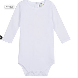 Pu&ograve; includere: Un body bianco a maniche lunghe con scollo tondo e chiusure a scatto sul cavallo. L'indumento ha un design semplice, adatto a neonati o bambini piccoli. Una piccola etichetta &egrave; visibile sul retro del collo.