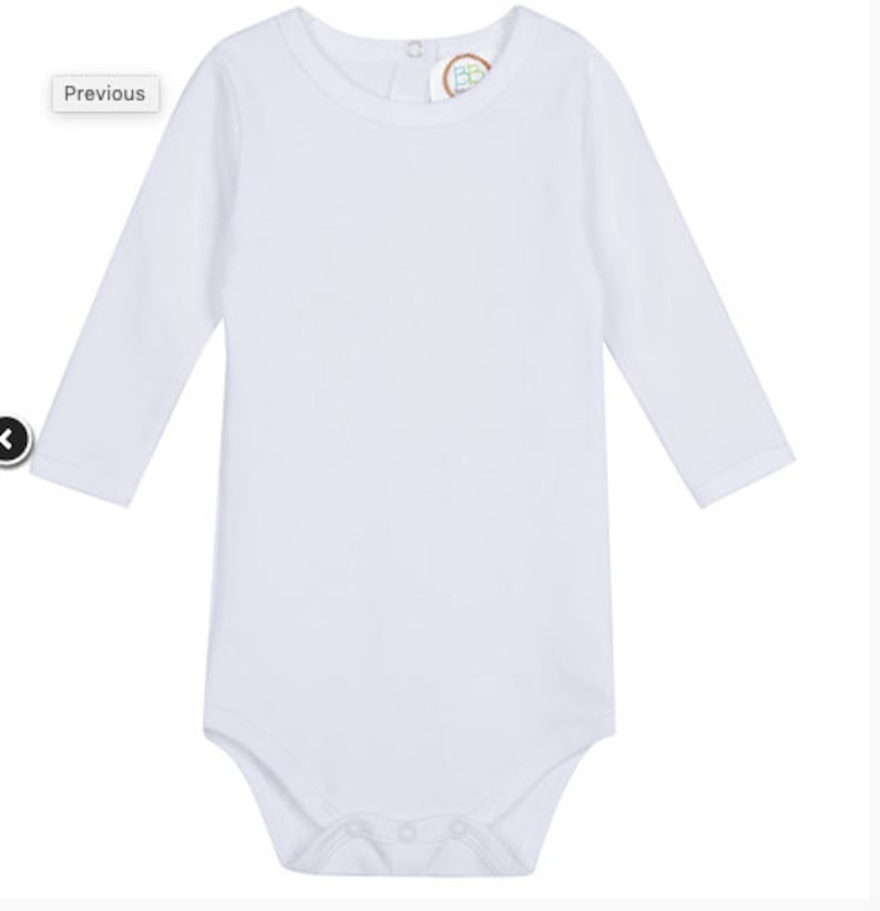 Pu&ograve; includere: Un body bianco a maniche lunghe con scollo tondo e chiusure a scatto sul cavallo. L'indumento ha un design semplice, adatto a neonati o bambini piccoli. Una piccola etichetta &egrave; visibile sul retro del collo.