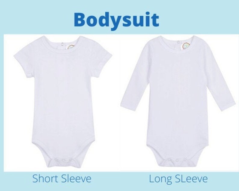 K&ouml;nnte beinhalten: Zwei wei&szlig;e Baby-Bodys, einer mit kurzen &Auml;rmeln und einer mit langen &Auml;rmeln. Beide Bodys haben einen runden Ausschnitt.
