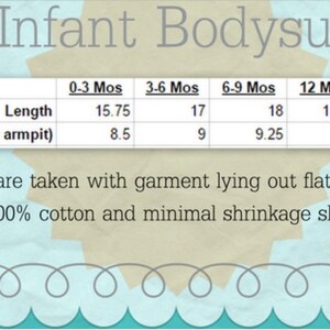 Pu&ograve; includere: Immagine con la scritta "Infant Bodysuit". Una tabella mostra le misure in pollici per diverse taglie di body per neonati, da 0-3 mesi a 18 mesi. La tabella include misure di lunghezza e larghezza. Il testo menziona anche che l'indumento &egrave; 100% cotone.