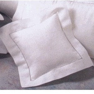 Puede incluir: Almohada cuadrada blanca con un borde en contraste y costuras visibles. La almohada est&aacute; hecha de una tela suave y texturizada y forma parte de un juego de cama. El dise&ntilde;o es simple y elegante, adecuado para varios estilos de dormitorio.