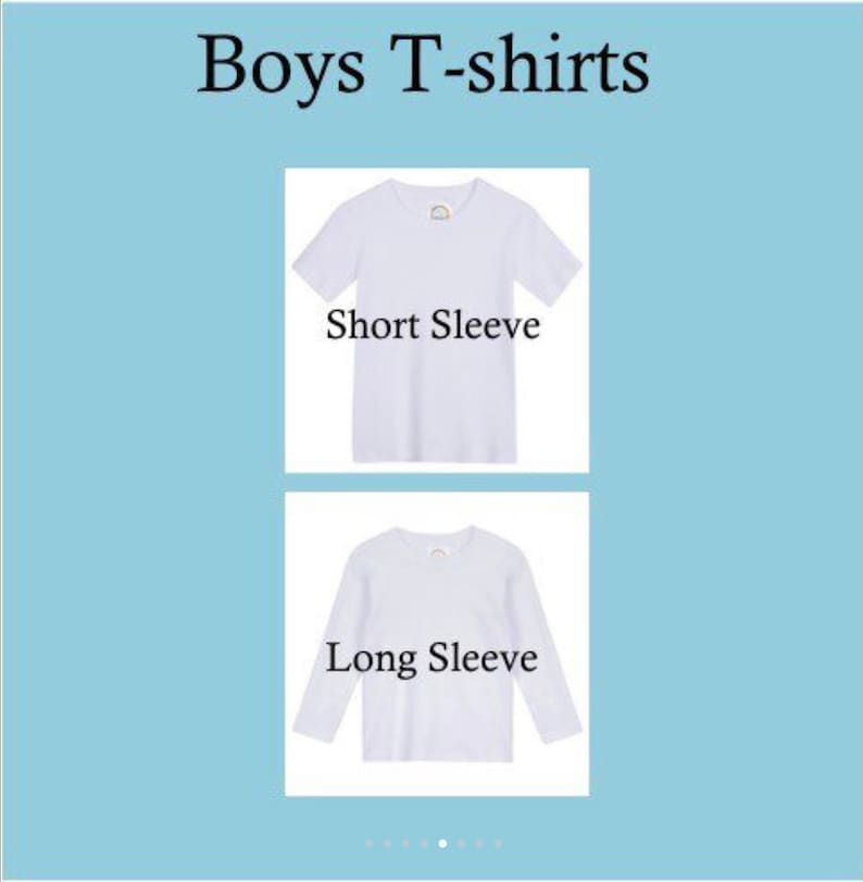 Pu&ograve; includere: L'immagine mostra due magliette bianche per ragazzi. La maglietta superiore &egrave; a maniche corte, mentre quella inferiore &egrave; a maniche lunghe. Il testo "Boys T-shirts" &egrave; nella parte superiore dell'immagine, con le parole "Short Sleeve" e "Long Sleeve" che etichettano ogni maglietta.