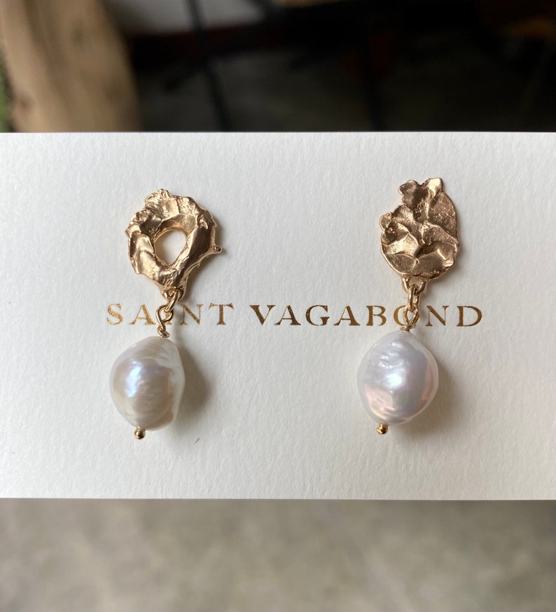 Hand carved sterling silver ethically sourced Baroque Pearl dangle drop earrings with organic shape, party earrings statement earrings zdjęcie 4