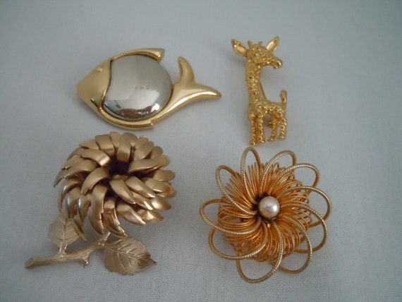 Vintage Brooches ~ Brooch ~ Pin ~ Lot ~ Gold Tone… - image 2