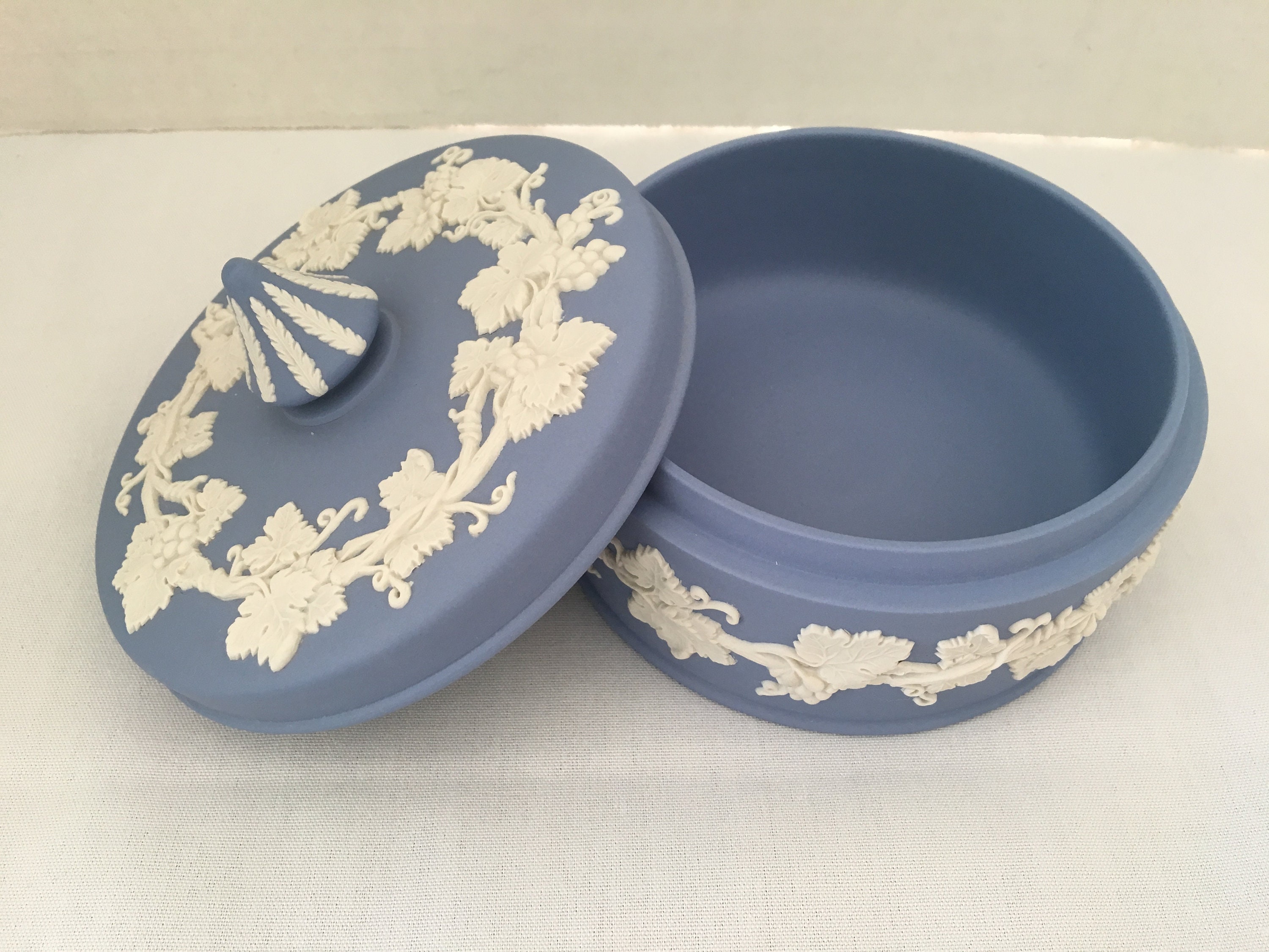 Vintage Large Wedgwood Trinket Box Jewelry Box Vanity Dish Etsy